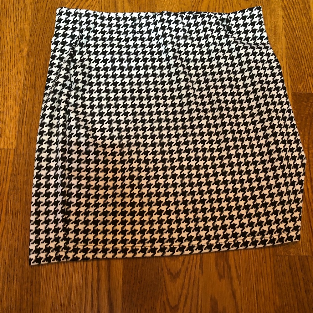 Black and white houndstooth skirt